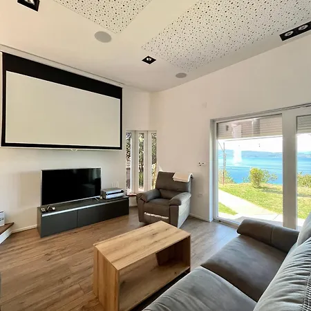 Serenity - A Rustic-modern Lakeside Escape