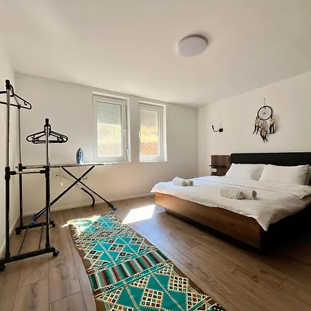 Serenity - A Rustic-modern Lakeside Escape Case de vacanță