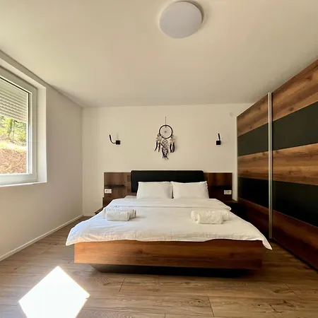 Case de vacanță Serenity - A Rustic-modern Lakeside Escape *