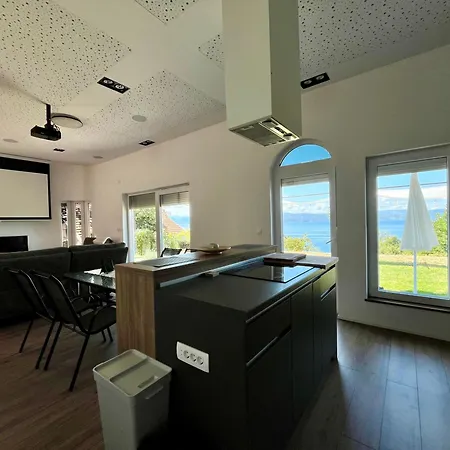 Case de vacanță Serenity - A Rustic-modern Lakeside Escape *