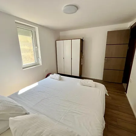 Serenity - A Rustic-modern Lakeside Escape Case de vacanță