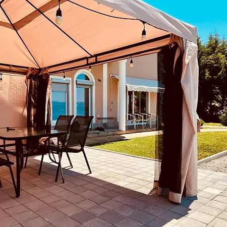 Case de vacanță Serenity - A Rustic-modern Lakeside Escape *