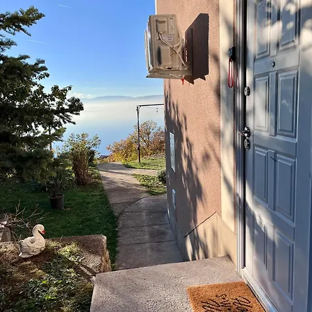 Case de vacanță Serenity - A Rustic-modern Lakeside Escape